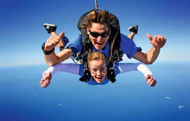 娱乐吃瓜酱跳伞视频